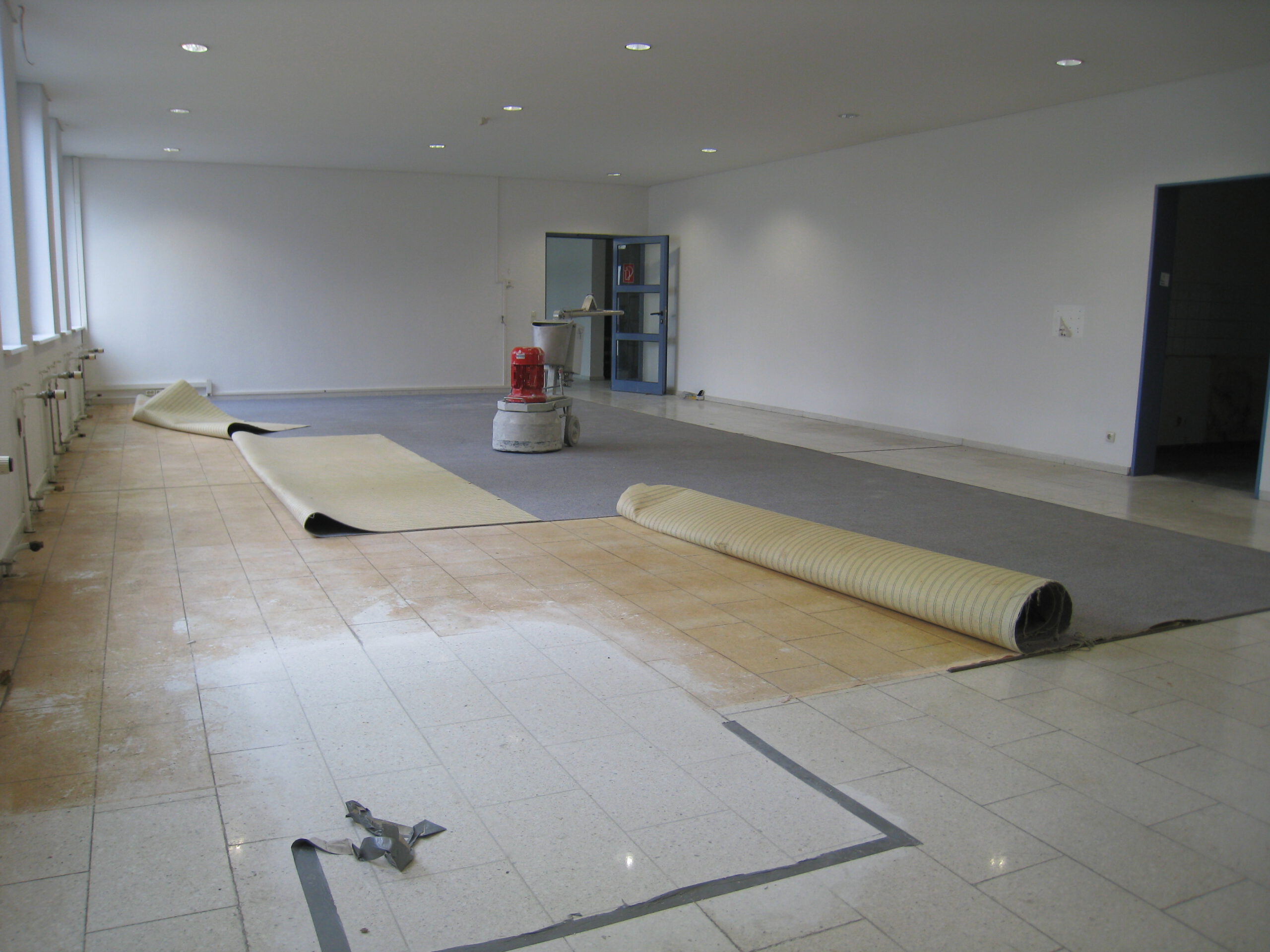 Betonboden wird mit eleganter Oberflächenveredelung aufgewertet München | vorher
