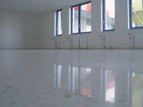 Betonboden wird mit eleganter Oberflächenveredelung aufgewertet